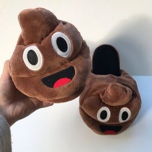 DAN DEE || 💩 POOP EMOJI COLLECTOR'S CHOICE SLIPPERS✨